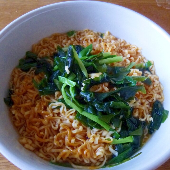 ちょい辛チキンラーメン ワカメねぎ入り レシピ 作り方 By 4045g 楽天レシピ ちょい辛チキンラーメン ワカメねぎ入り レシピ 作り方 By 4045g 楽天レシピ